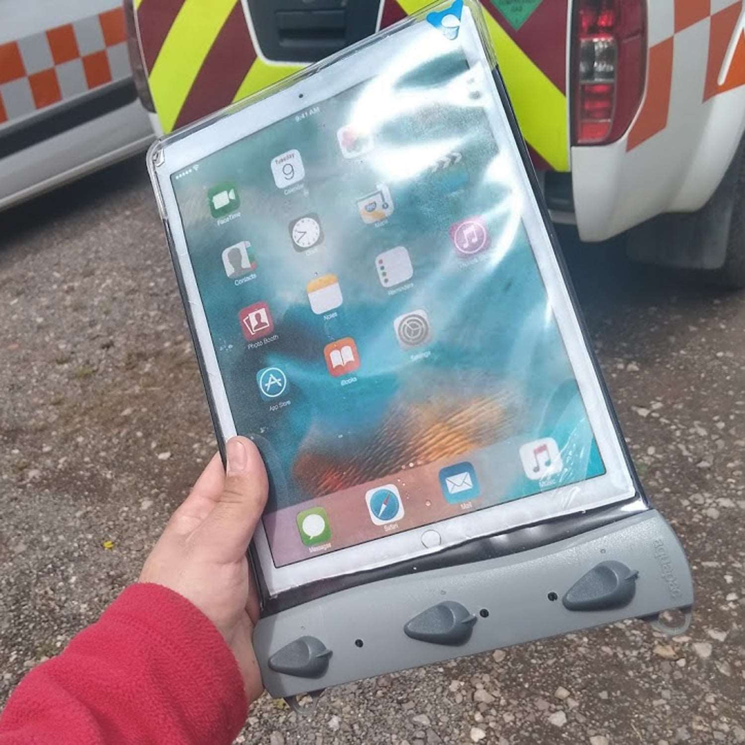 Aquapac Waterproof Tablet Case (iPad) 260mm, 9-10.5" screens - Image 2